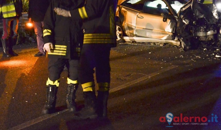 Incidente nella notte sulla litoranea di Eboli, impatto contro albero: 2 giovani in ospedale - aSalerno.it