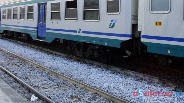 Odissea Milano-Salerno, cinque ore sul treno fermo: niente cibo e bagni guasti - aSalerno.it