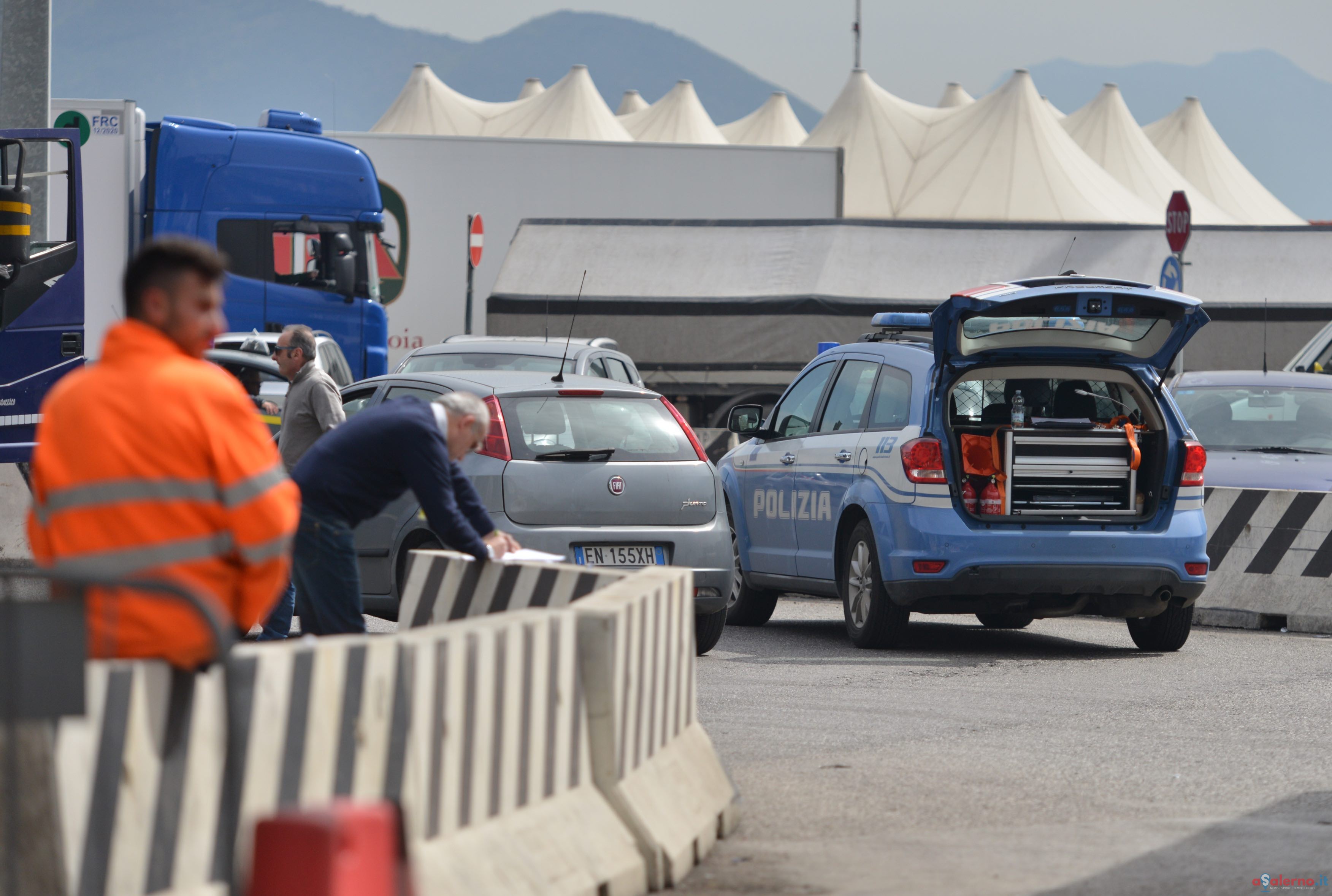 LE FOTOIncidente al Porto commerciale, operaio investito da un camion