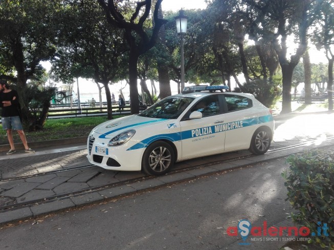 Rissa sul Lungomare sedata dalla polizia municipale: 4 agenti feriti - aSalerno.it