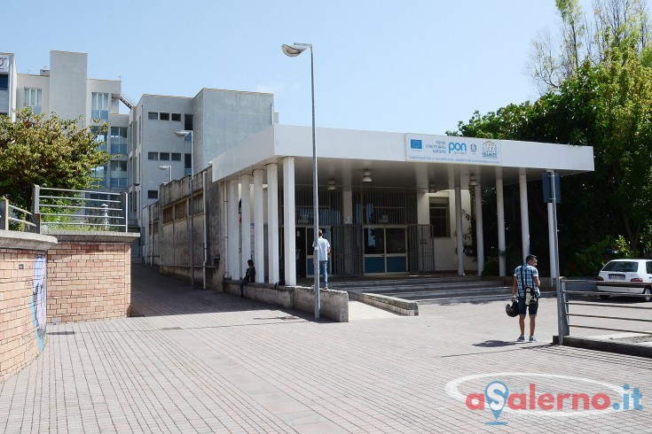 Liceo De Sanctis, mancano i fondi necessari per l’acquisto di 150 banchi e 50 sedie - aSalerno.it