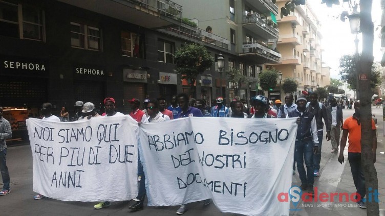 FOTO-Immigrati in corteo a Salerno, ospiti da oltre 2 anni: “Vogliamo i documenti” - aSalerno.it