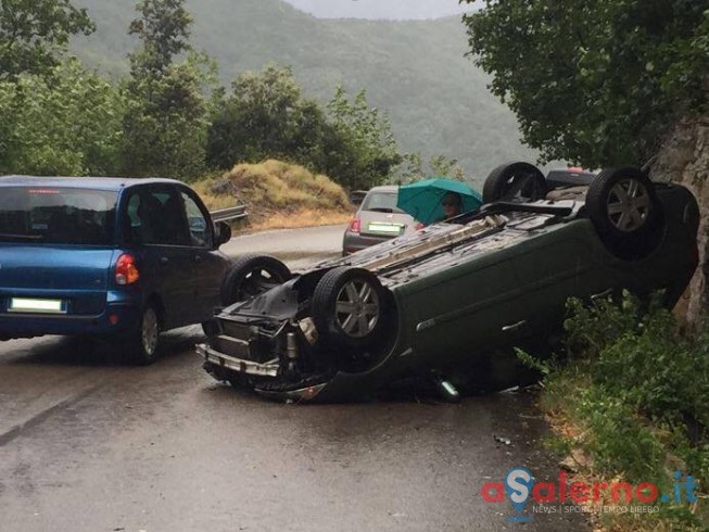 Brutto incidente a Ravello, si ribalta con l’auto sulla strada provinciale - aSalerno.it