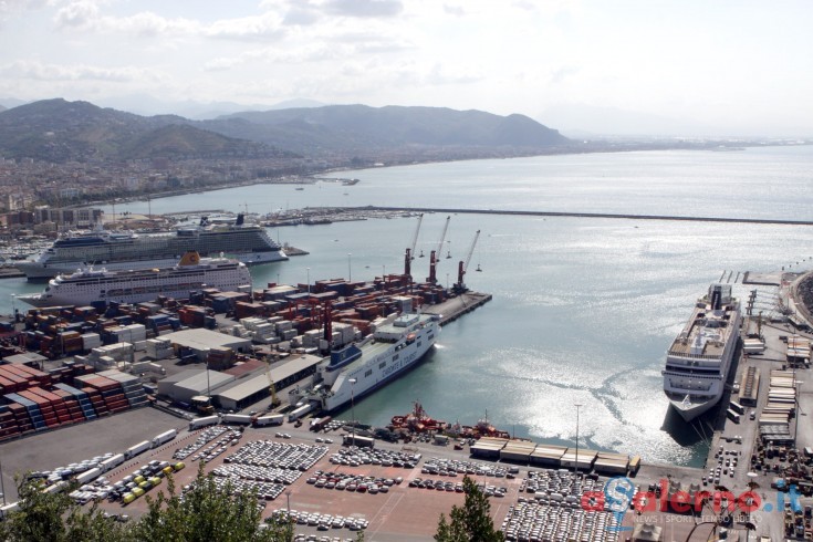 Senza permesso a Salerno, rispedito a Tunisi ma prima di salire sulla nave colpisce gli agenti - aSalerno.it