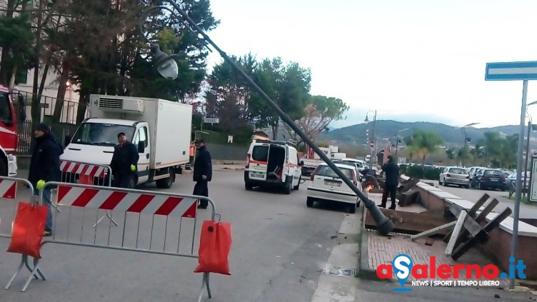 Maltempo a Pontecagnano, paura nella notte: lampione cade sulle auto - aSalerno.it