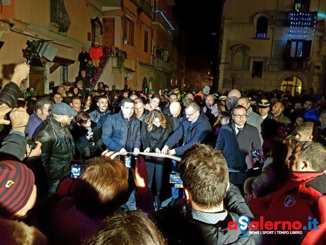 Violante Placido accende l’Albero di Natale di Eboli - aSalerno.it