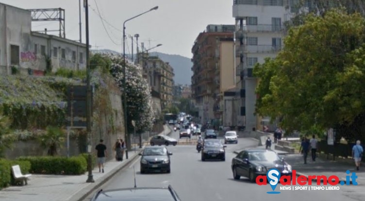 Fermati dai vigili in strada con monopattino e bici elettrica, rischio multa per 2 giovani - aSalerno.it