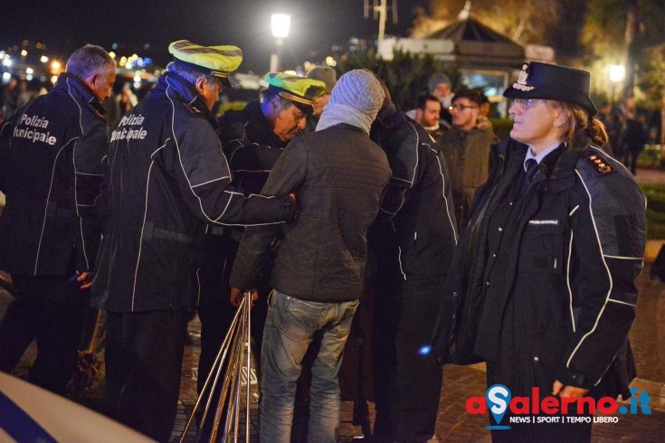 Ennesimo sequestro a venditori ambulanti abusivi sul Lungomare - aSalerno.it