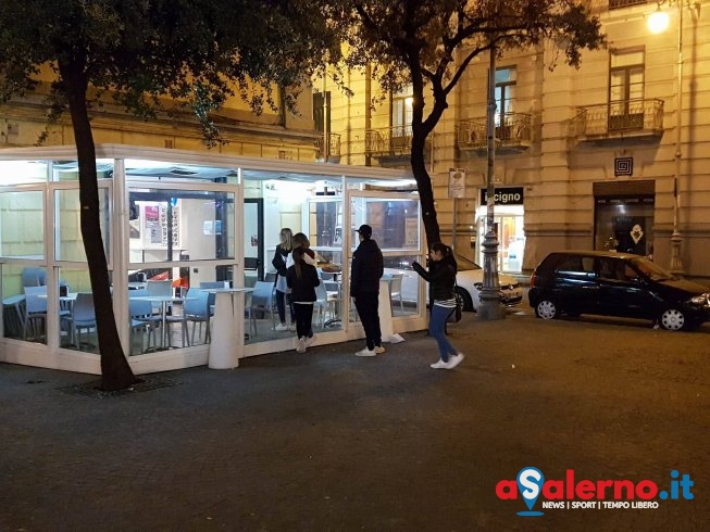 Rapinata anziana dinanzi al bar Velia, arrestato 17enne: si cerca il complice - aSalerno.it