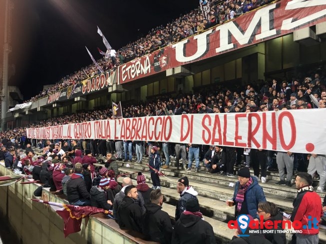 Lo striscione della Curva per il centro Italia:”Non siete soli” - aSalerno.it