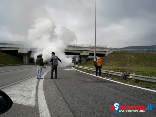 Come accaduto a gennaio, auto prende fuoco prima dell’uscita di Pontecagnano - aSalerno.it