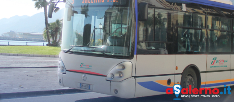 Circolano già gli autobus “griffati” Busitalia, passeggeri rubano adesivo del nuovo marchio - aSalerno.it