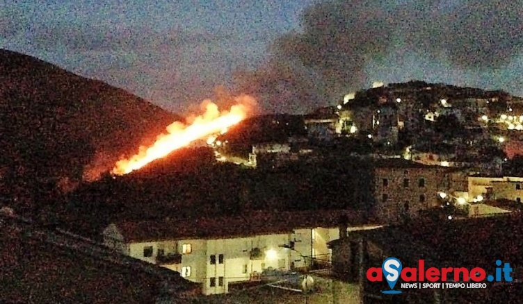 Vasto incendio a Pagani: sul posto i Papa Charlie - aSalerno.it