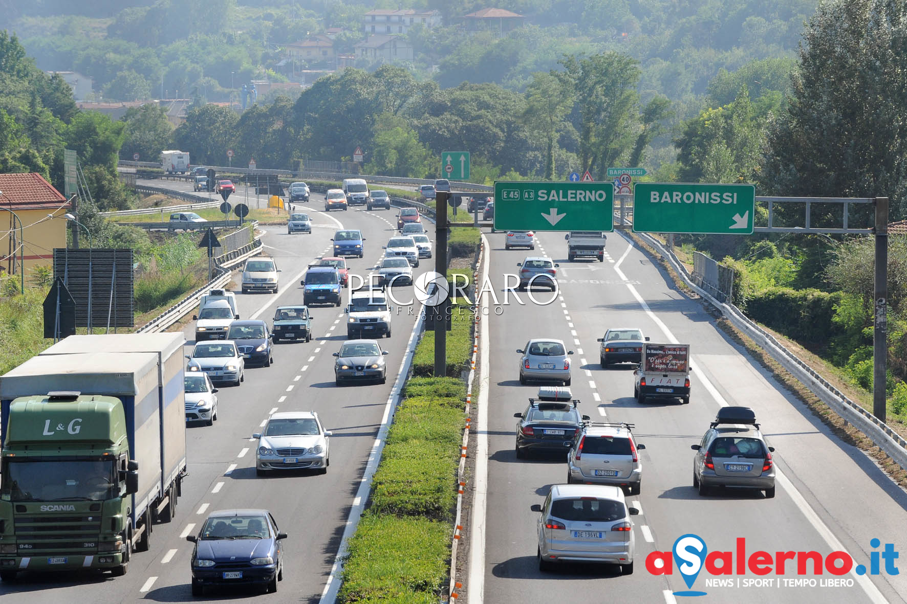 Incidente prima dell'uscita di Mercato San Severino, auto capovolta