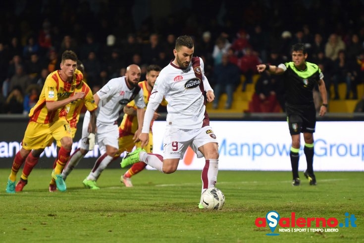 Gomis difende il vantaggio di Coda:1-0 granata al primo tempo col Benevento - aSalerno.it