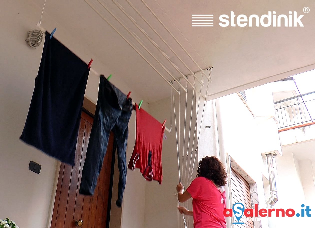 La soluzione ai problemi delle casalinghe: ecco lo stendibiancheria da  soffitto Stendinik