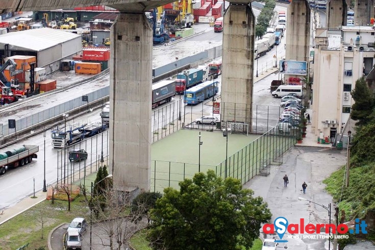 Il parcheggio dei bus in via Ligea trasformato in bivacco, disagi per le partenze - aSalerno.it