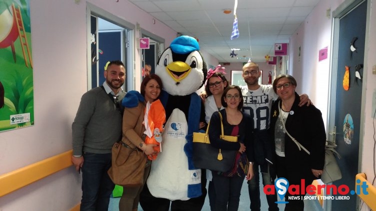 Martin, il pinguino ballerino a sorpresa nel reparto pediatria del Ruggi – FOTO - aSalerno.it