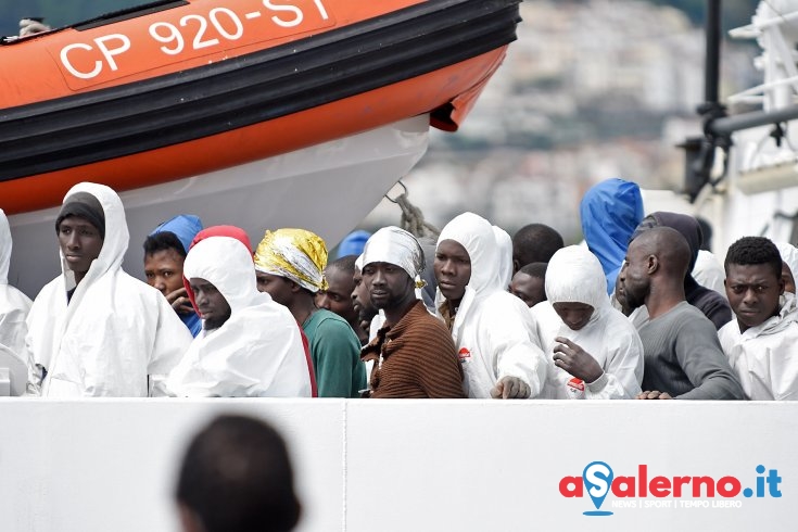 Nuovo sbarco di migranti al porto di Salerno - aSalerno.it