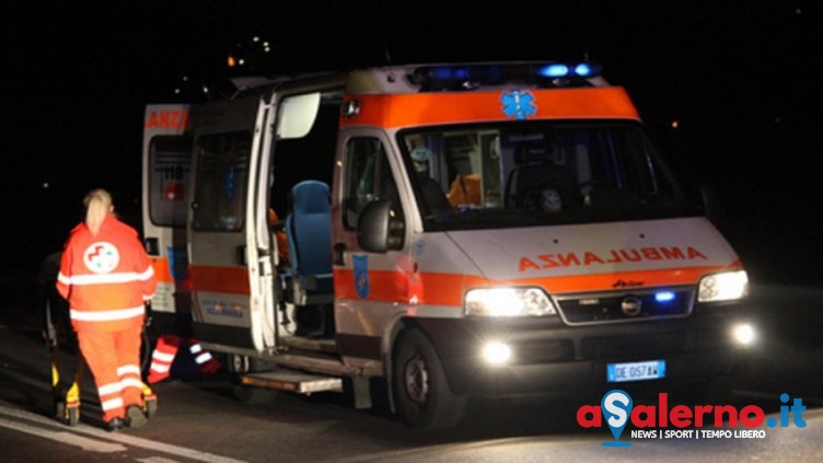 Scontro tra due auto nella notte, 5 giovani in ospedale - aSalerno.it