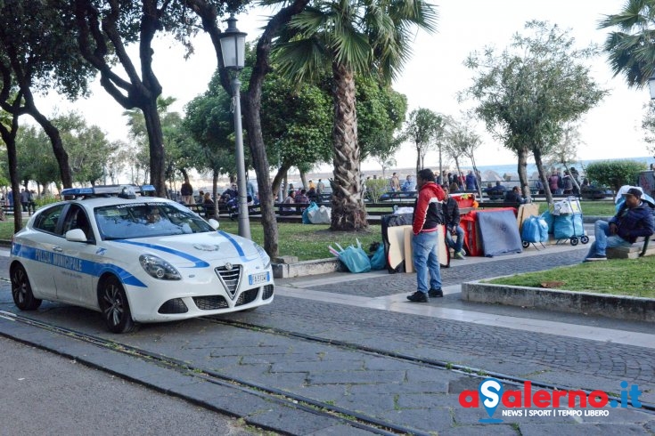 Si denuda nel cuore del Lungomare, interviene la Municipale - aSalerno.it