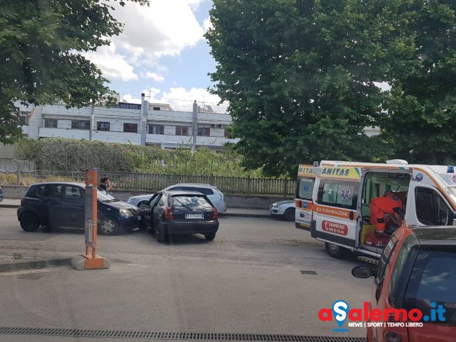 Impatto tra due auto in via Generale Clark – FOTO - aSalerno.it