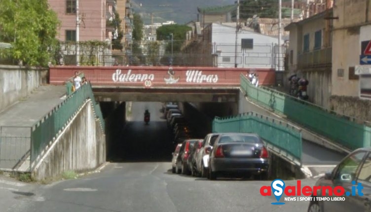 Cadono calcinacci dal ponte ferroviario, chiusa via Santi Martiri Salernitani - aSalerno.it