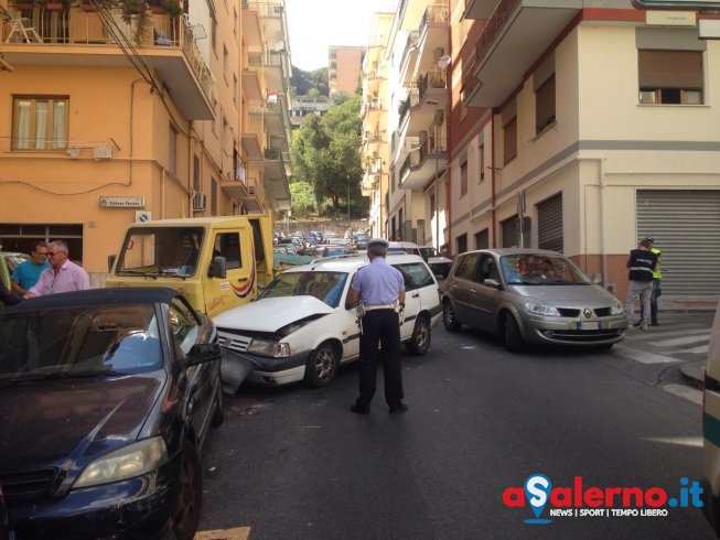 Incidente in via Della Monica, auto contro camioncino: traffico in tilt – LE FOTO - aSalerno.it