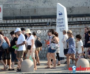 Turisti in arrivo al Molo Masuccio Salerno. Traghetto Amalfi.
