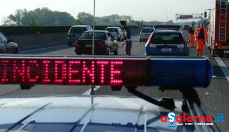 Scontro tra due tir in autostrada, traffico paralizzato - aSalerno.it