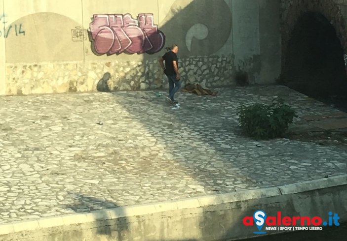 Salerno: rumeno in stato di ebbrezza disteso a terra alla foce dell’Irno – FOTO - aSalerno.it