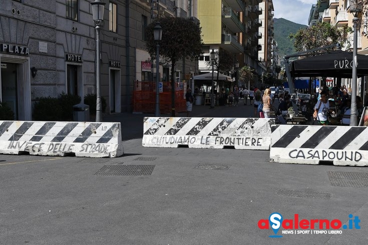 Barriere a Salerno, spunta la scritta: ”Invece delle strade chiudiamo le frontiere” - aSalerno.it