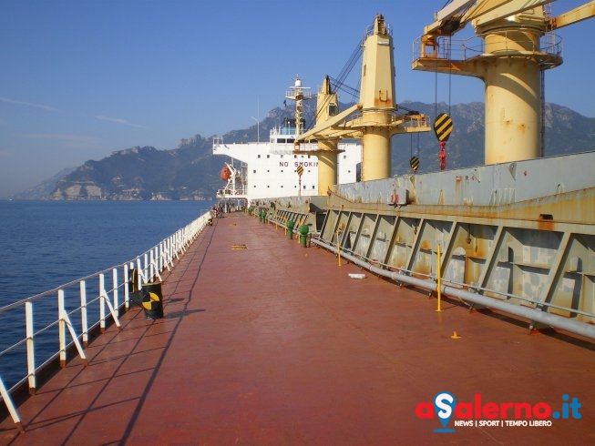 Fermata una nave straniera nel porto di Salerno – FOTO - aSalerno.it