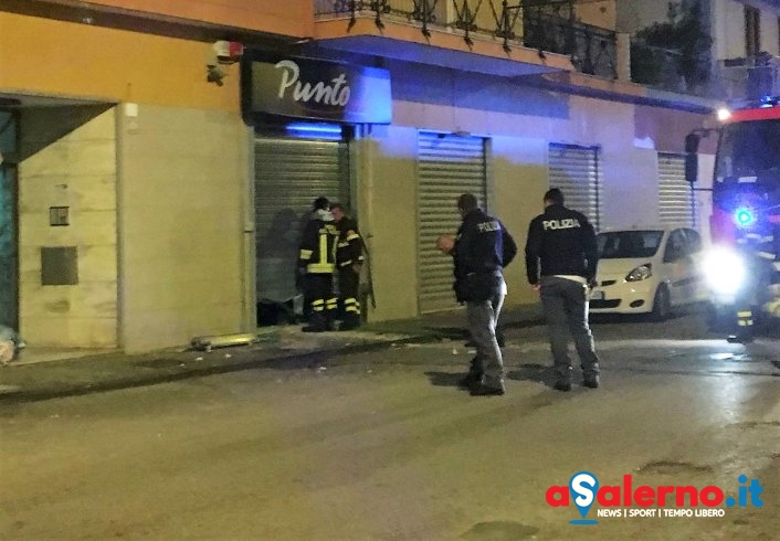 Zona orientale: ordigno distrugge saracinesca, indaga la Polizia – LE FOTO - aSalerno.it