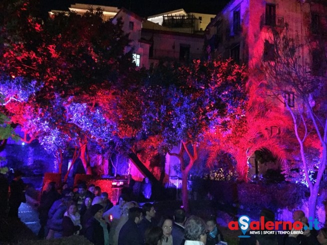 Anche il Giardino della Minerva si illumina – LE FOTO - aSalerno.it