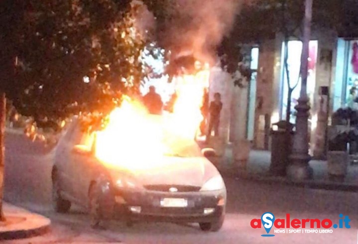 Auto in fiamme in via Trento, intervengono i vigili del fuoco – FOTO - aSalerno.it