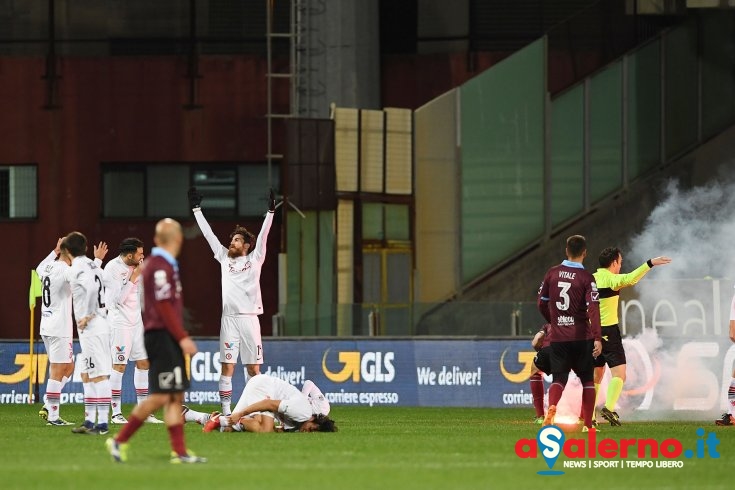 Stangata dal Giudice Sportivo: il lancio di fumogeni costa 20mila euro alla Salernitana - aSalerno.it