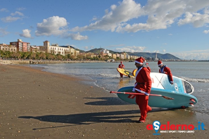Raduno di Babbo Natale sulla spiaggia di Santa Teresa – LE FOTO - aSalerno.it