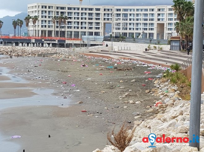 Sbornia Capodanno, degrado e rifiuti: bonificata la spiaggia di Santa Teresa – LE FOTO - aSalerno.it