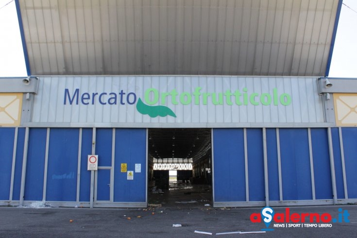 Blitz di notte al Mercato di Salerno: frutta e verdura non tracciabile e pesticidi - aSalerno.it