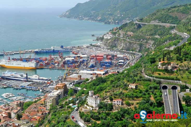 Cade in mare un semirimorchio, panico al Porto - aSalerno.it