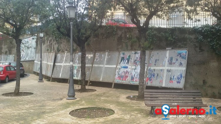 Elezioni, installati i primi pannelli metallici per i manifesti elettorali – FOTO - aSalerno.it