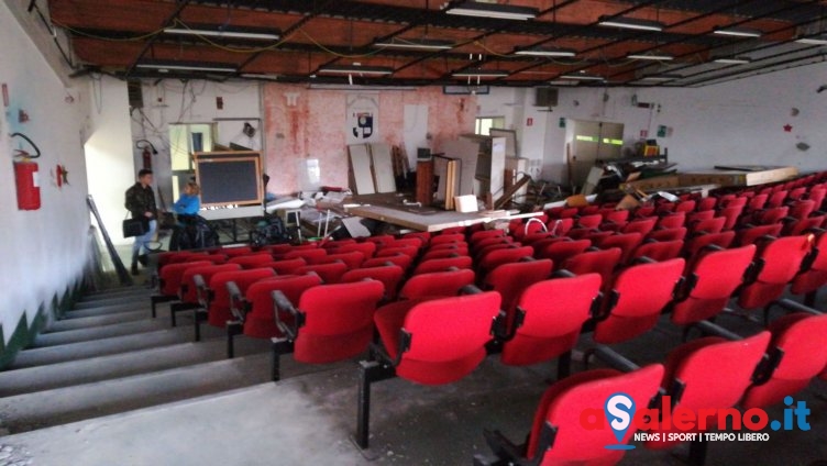 Auditorium abbandonato nell’istituto Galilei, la denuncia dei Giovani Comunisti - aSalerno.it