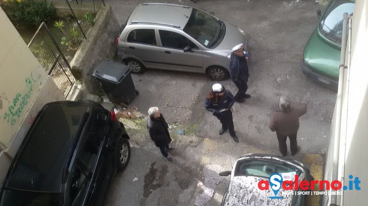 Sosta selvaggia sul Carmine, intervengono i Vigili Urbani – FOTO - aSalerno.it