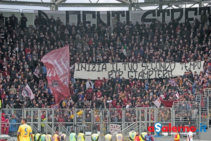 La Curva Sud Siberiano e il saluto a Giampiero - aSalerno.it