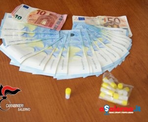 Foto - Denaro e sostanza stupefacente