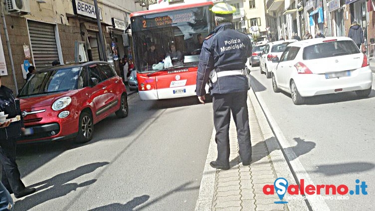 Caos e litigi sul Carmine: auto blocca bus, problemi anche per ambulanza in via D’Avossa - aSalerno.it