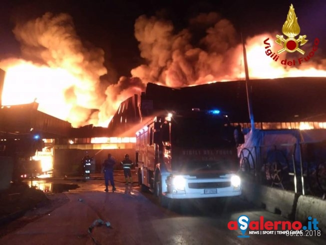 Notte da inferno a Battipaglia, a fuoco capannone industriale – LE FOTO - aSalerno.it