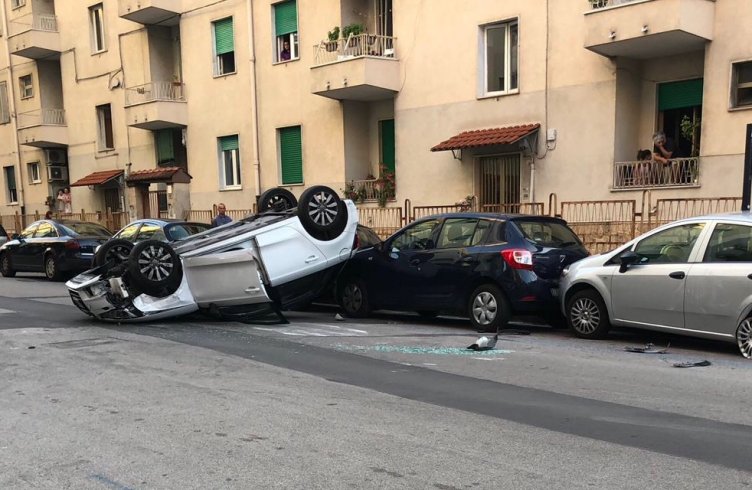 Paura in via Baratta, auto si ribalta – FOTO - aSalerno.it