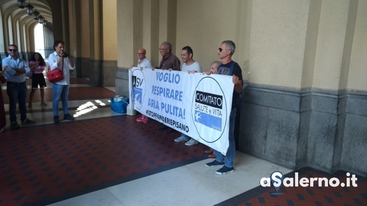 Fonderie Pisano, il Comitato Salute e Vita all’entrata del Comune di Salerno – VIDEO - aSalerno.it